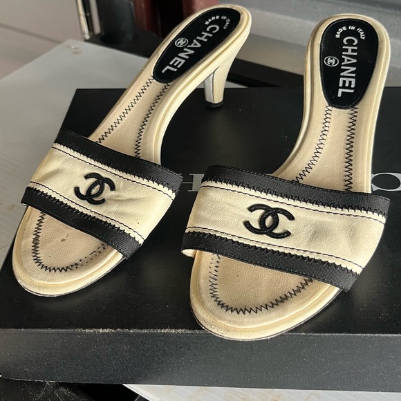 Chanel Women's Cream and Black Slide Sandals - Picture 4 of 5